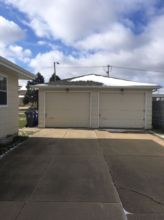 Building Photo - Cute side by side duplex
