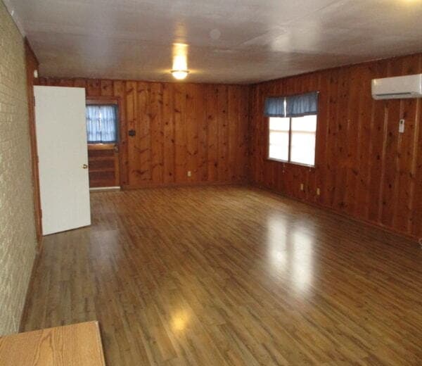 Building Photo - "Charming 3-Bedroom 1.5- Bath with Spaciou...