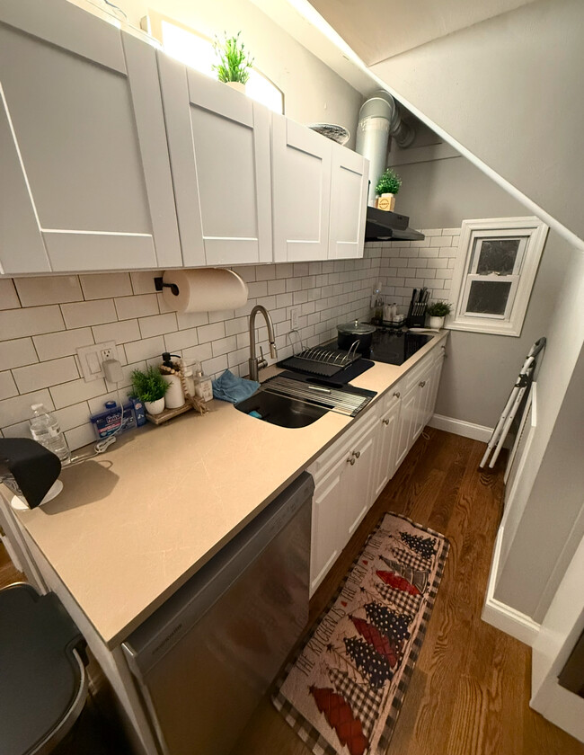 Kitchen - 23 Custis Ave