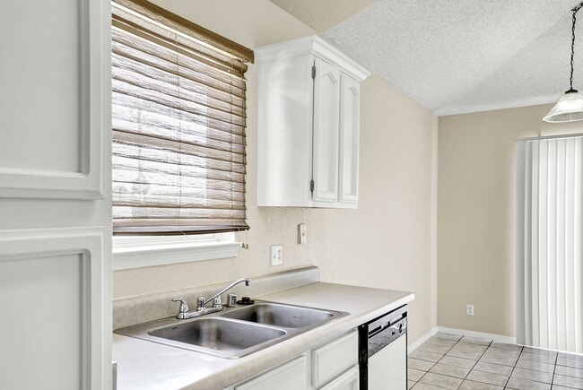 Building Photo - Eastside 2 Bedroom 2 Bath