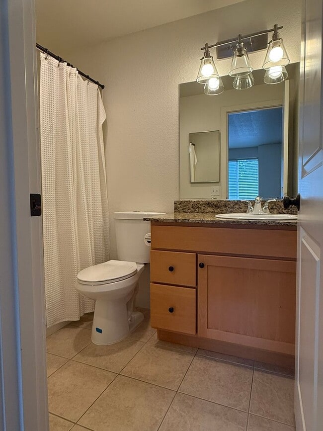 Building Photo - 2Bd/2.5Ba Kirkland Condo