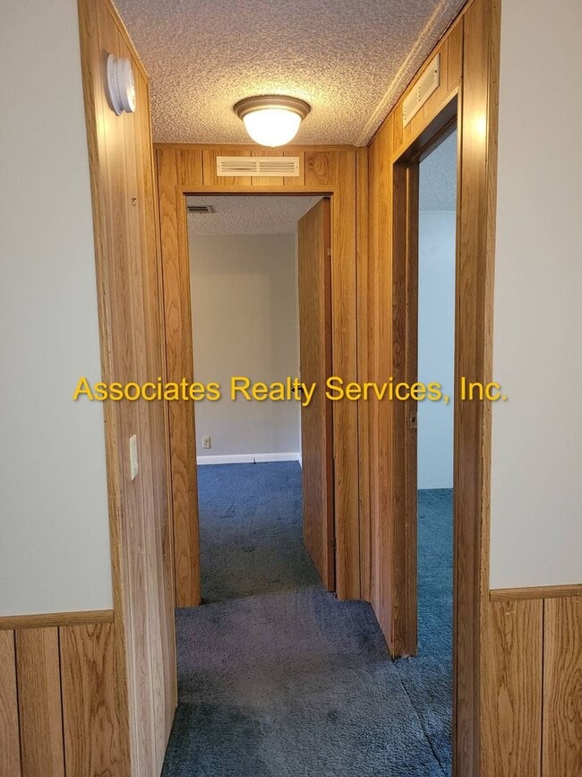 Building Photo - Cute Country Home on 2 acres!