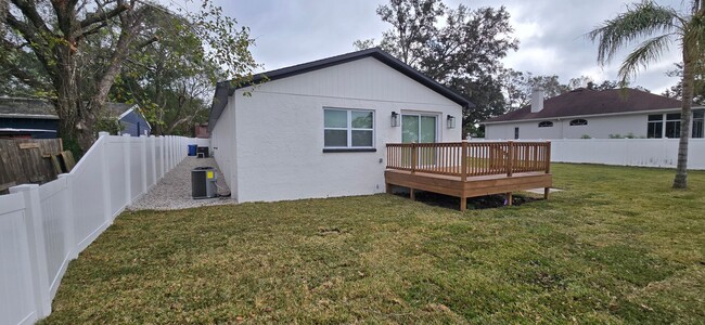 Building Photo - Completely remodeled 4 Bed 4 Bath home wit...