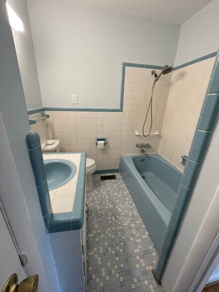 Main Bathroom - 15521 Calhoun Road