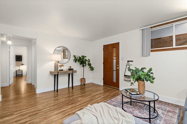 Building Photo - Old Town Duplex!