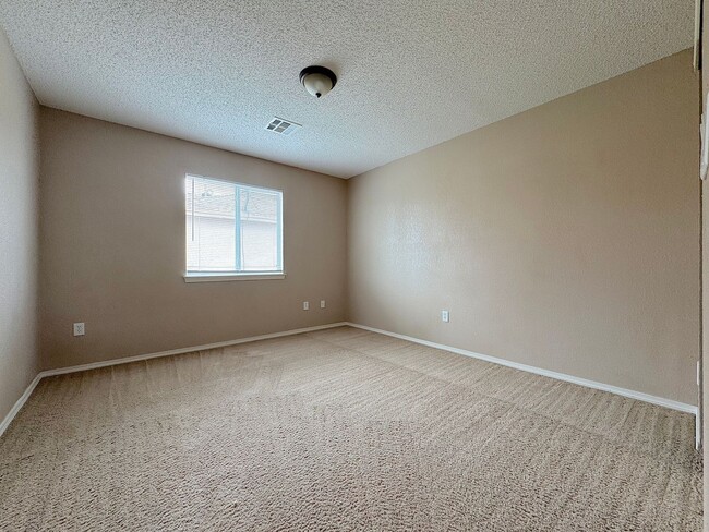 Building Photo - Sandstone Ranch Estates 3 Bed Refrig A/C!