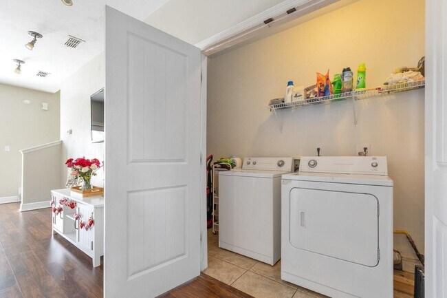 Building Photo - 256 Soho Ct