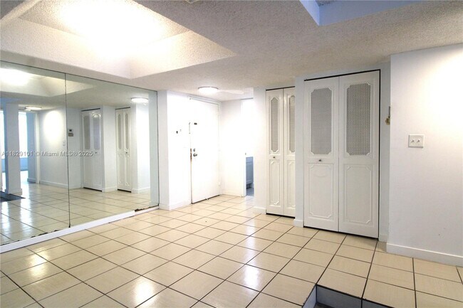 Building Photo - 3750 Inverrary Dr