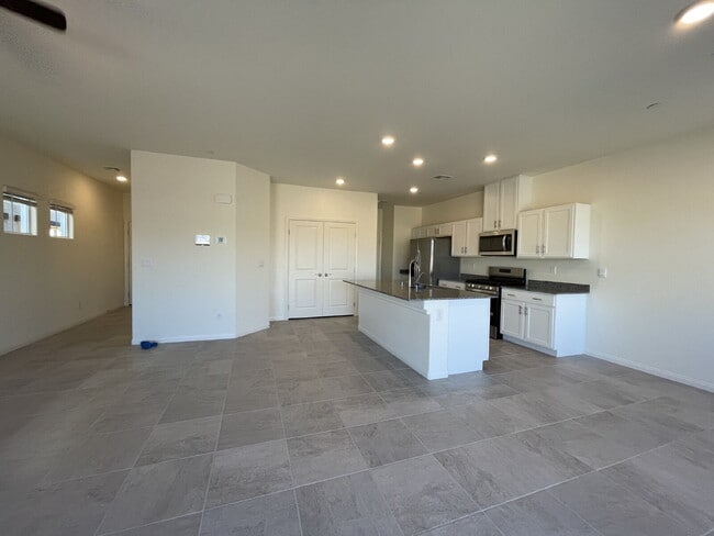 Building Photo - 4 BED 2.5 BATH 2 CAR GARAGE SINGLE FAMILY HOME IN CADENCE, HENDERSON w/ LARGE BACKYARD