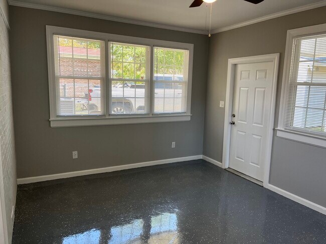 Building Photo - 3 Bedroom 2 bath