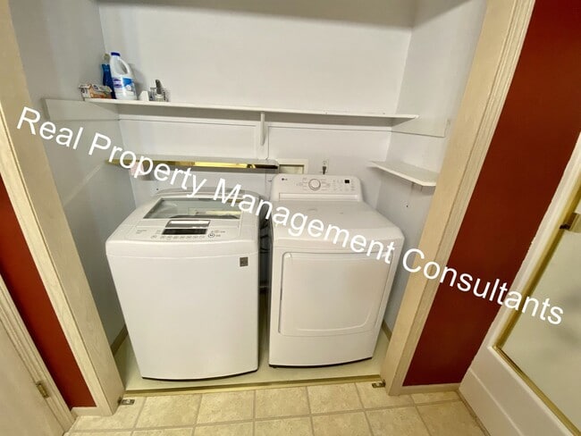 Building Photo - Updated 2 Bedroom Townhome