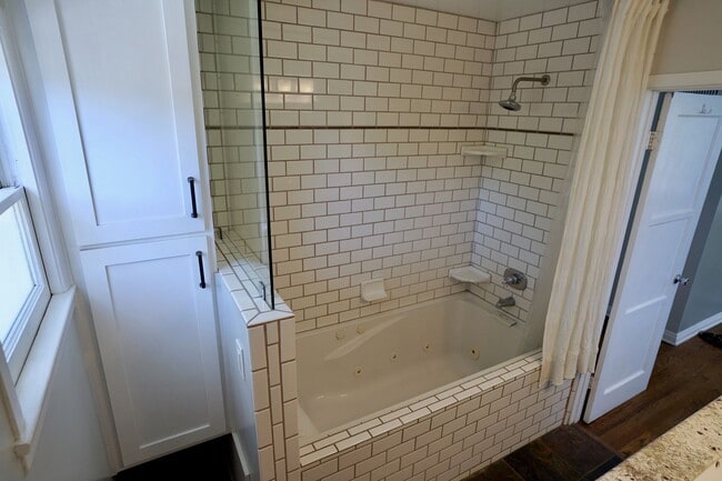 Building Photo - Spacious Silver Lake Charmer 2-bedroom, 1-...