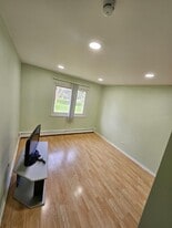 Building Photo - 580 Hill Dr