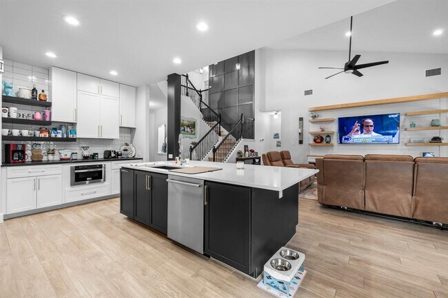 Building Photo - 208 Arrezo Ln