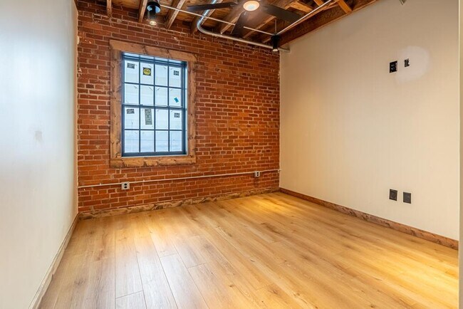 Building Photo - 600 E Main St