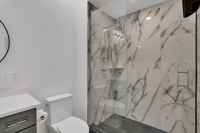 Building Photo - 1024 Club View Dr