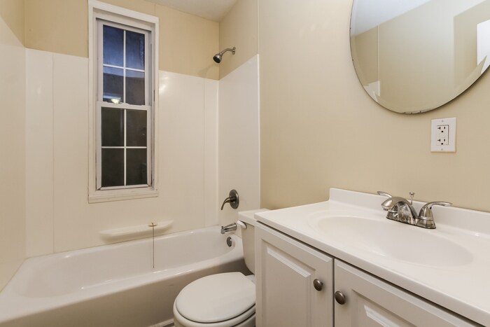 Building Photo - 839 Middle Dr