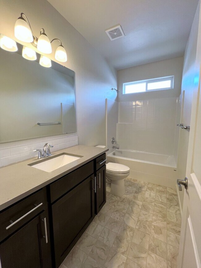 Building Photo - Beautiful, 3 bed 2 bath home close to lake...
