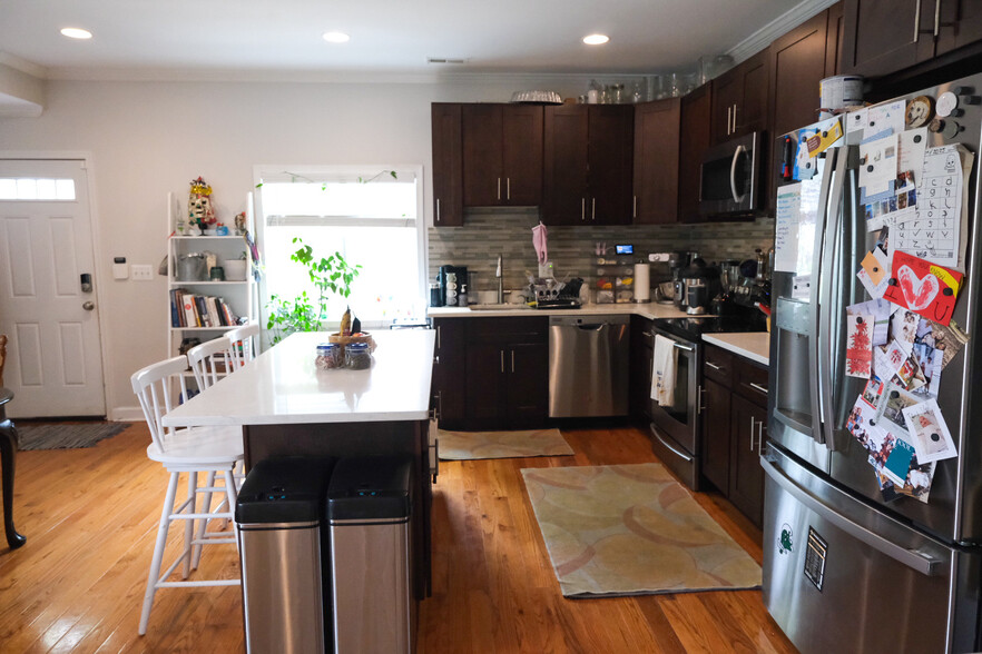 Kitchen - 655 16th St NE