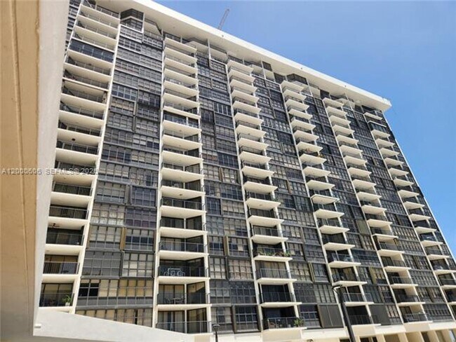 Building Photo - 1865 Brickell Ave