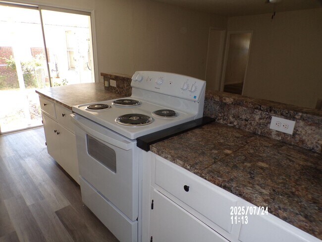 Building Photo - Newly renovated! Pet Friendly! Centrally l...