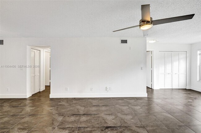 Building Photo - 457 Vista Isles Dr