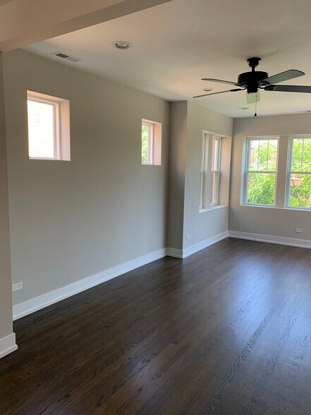 Building Photo - 5315 W Montrose Ave