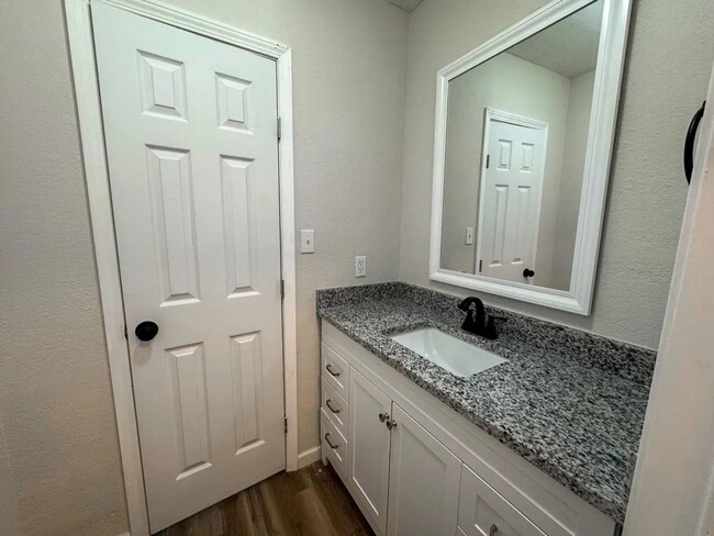 Building Photo - 3 Bed 2 Bath 2 Car Garage in Strafford MO