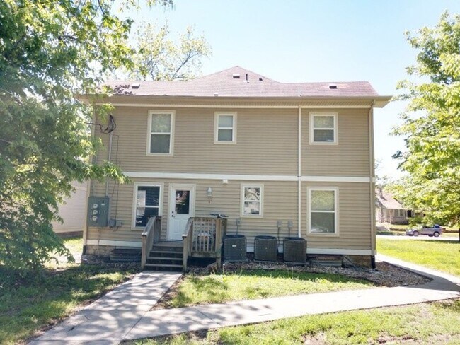 Building Photo - 818 Bluemont Ave