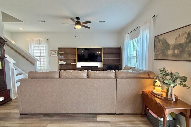 Building Photo - AVAILABLE EARLY MAY 2026! (Pet Friendly)