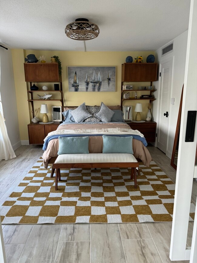 Building Photo - 1050 Hillsboro Mile