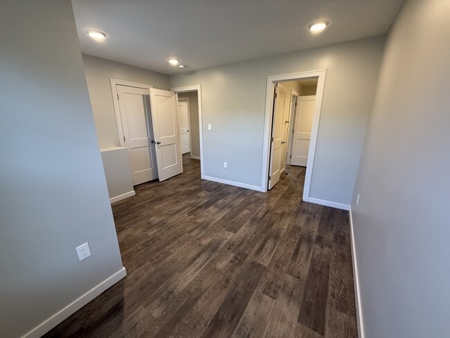 Building Photo - 408 Creekview Dr