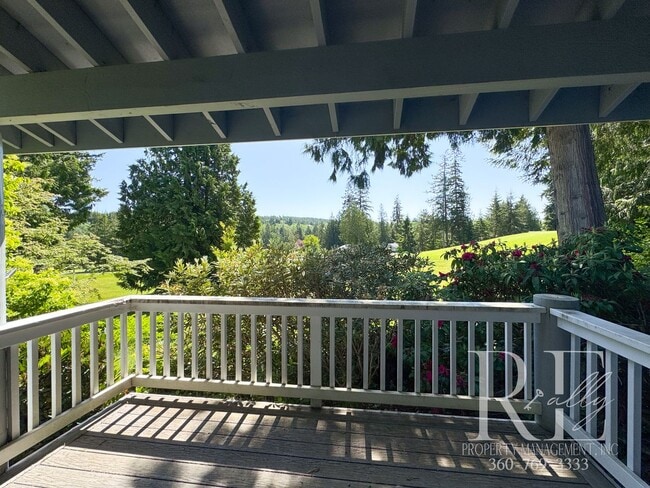 Building Photo - Highland Greens Golf Course Living