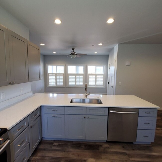 Building Photo - Dog friendly Lakeview 3 Bed: 2Bath w/2 Car...