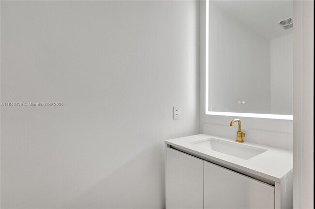 Building Photo - 700 NE 24th St