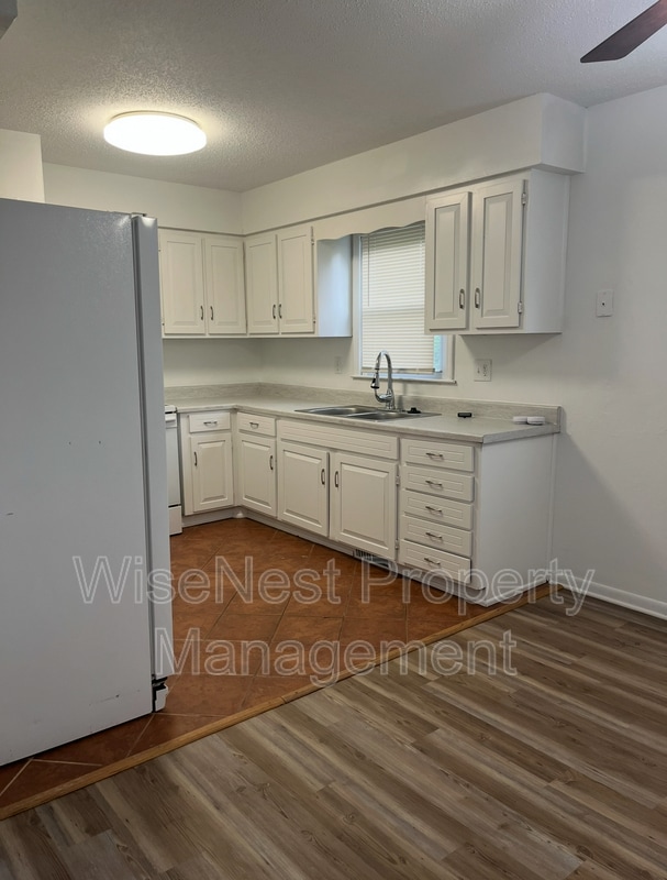 Building Photo - 805 W 39 St N