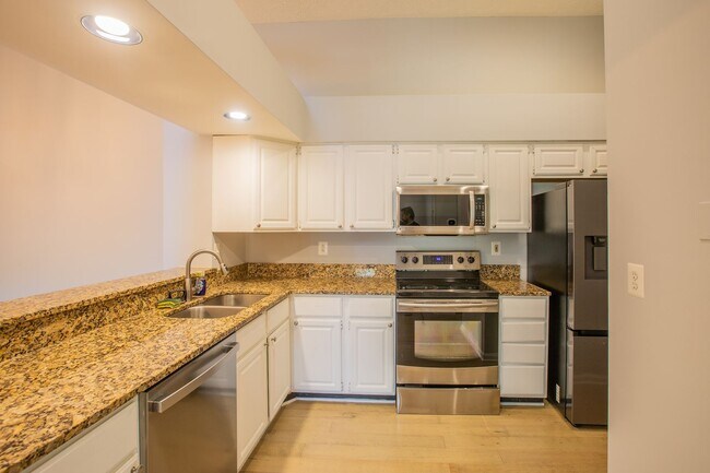 Building Photo - Lovely 2 BR/2 BA Condo in Germantown!