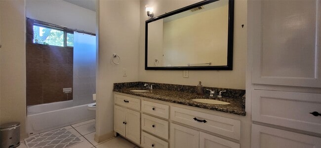 Building Photo - 9734 La Vista Dr