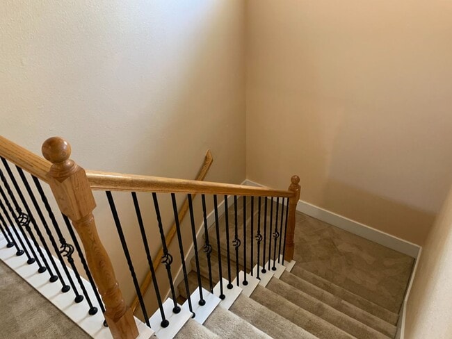 Building Photo - This beautiful home has 4 bedrooms, 2.1 baths and is perfect for an active family. There are thre...