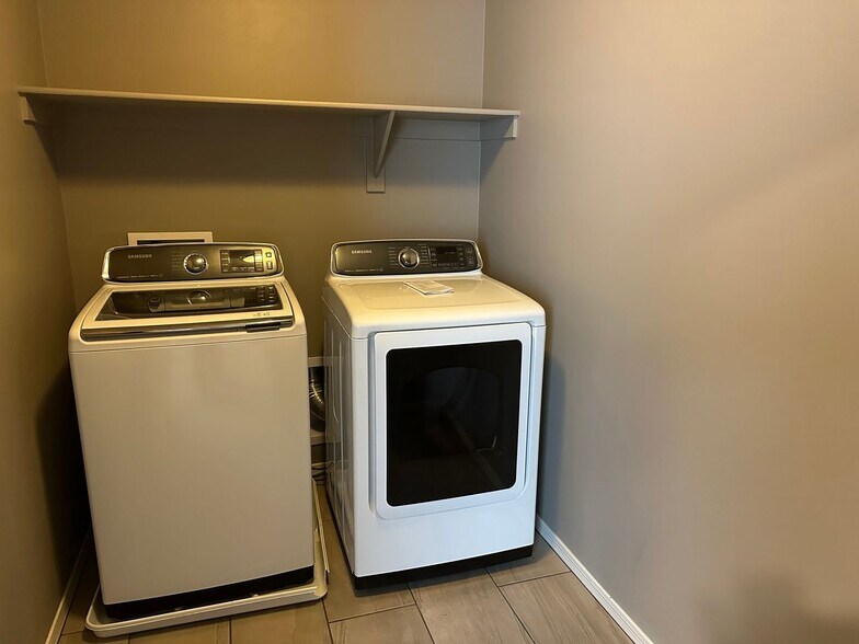 Building Photo - 1445 W Locke Dr