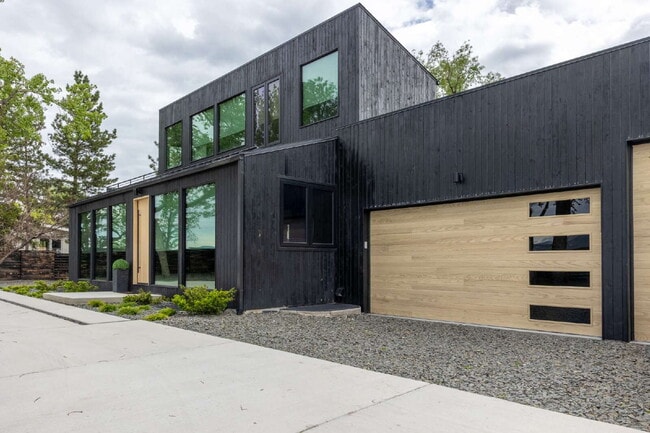 Building Photo - Modern Luxury Rental with Unobstructed Flatiron Views