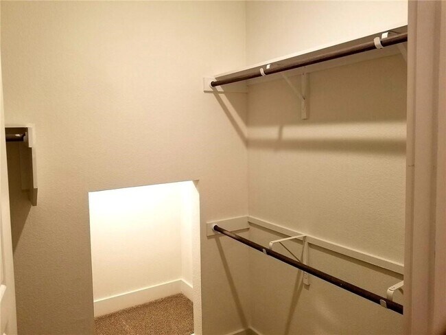 Building Photo - 1614 Roseburg Dr