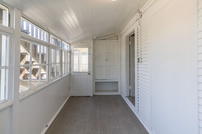 Building Photo - Large updated 2 bedroom, walk to Downtown,...