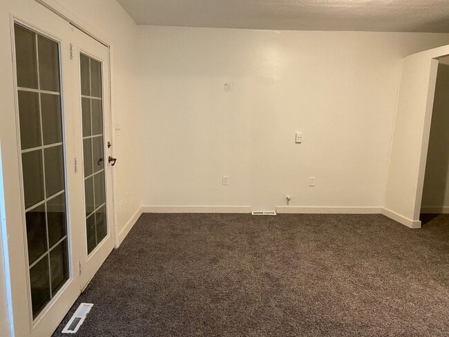 Building Photo - 3 Bedroom 2 Bath Home In Roseville