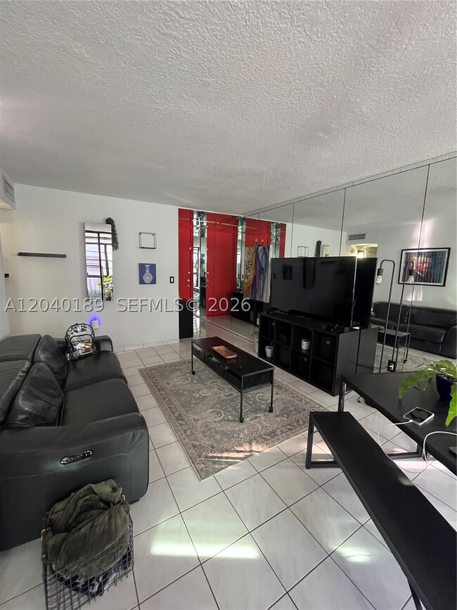 Building Photo - 2539 S Bayshore Dr