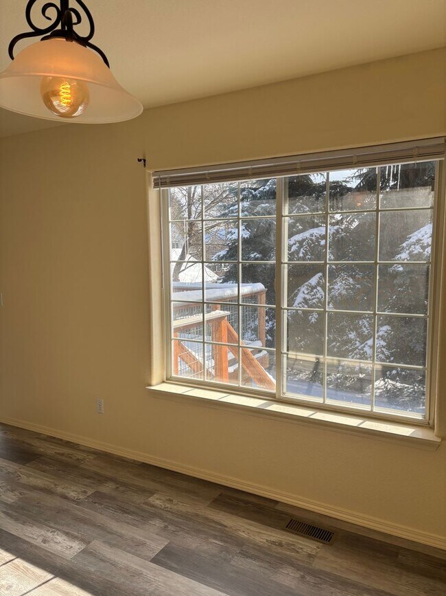 Building Photo - 726-728 E Spokane Ave