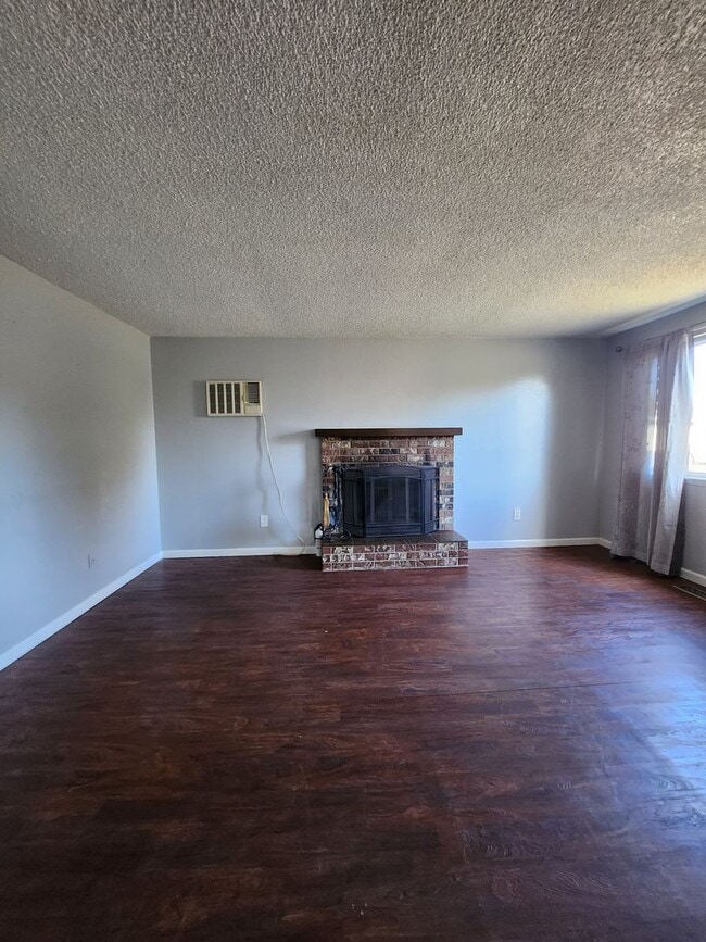 Building Photo - 3 Bedroom Home Excellent Location Near Schools