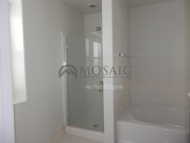 Building Photo - 1139 E Vermont Dr