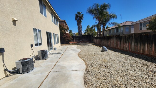 Building Photo - Gorgeous 5 Bedroom w/ Downstairs bedroom! ...