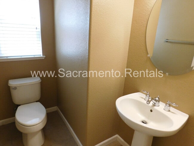 Building Photo - Wonderful 3 bd/2.5 ba Elk Grove Home with 2 Car Garage